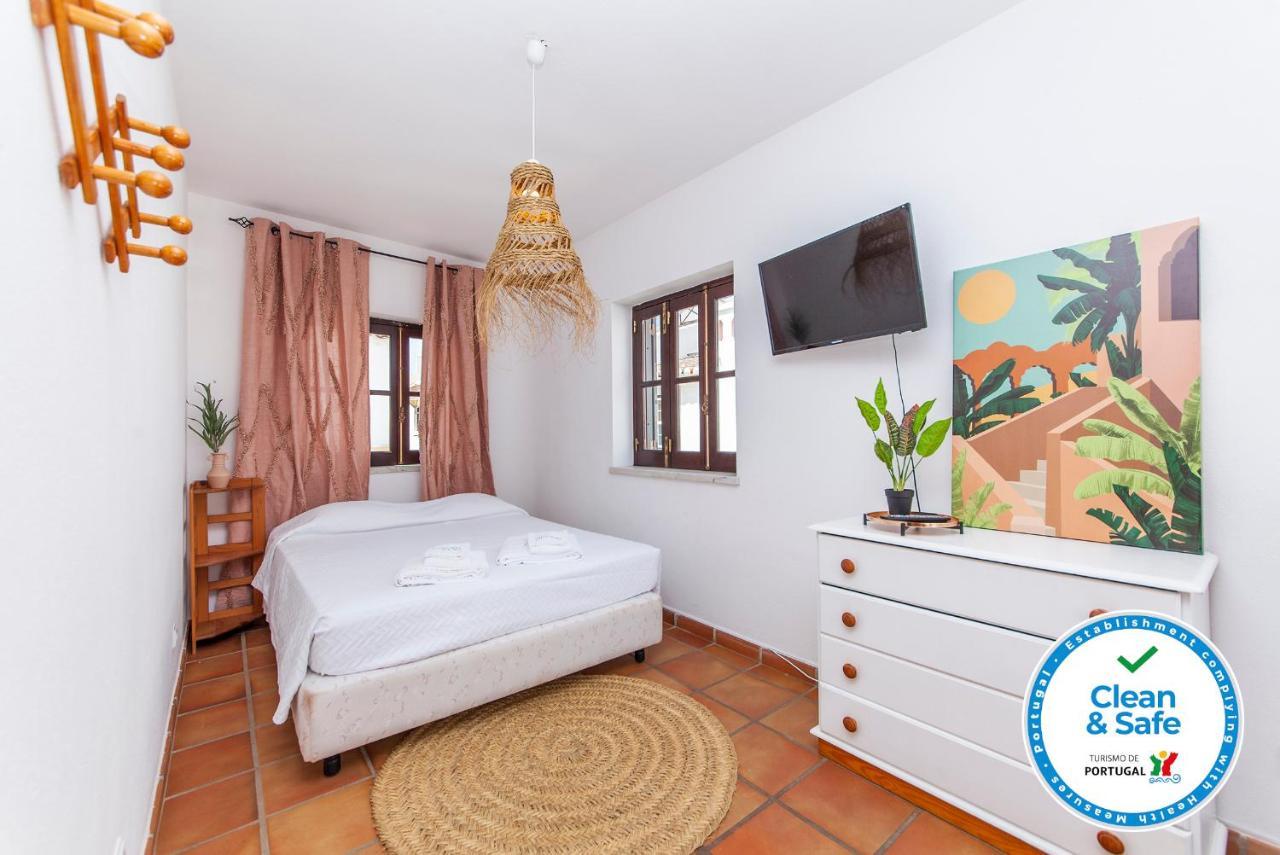 J - Casa Do Farol Guesthouse Лагос Стая снимка